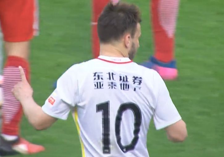 在1-0战胜布伦特福德后，阿森纳暂时登顶积分榜。